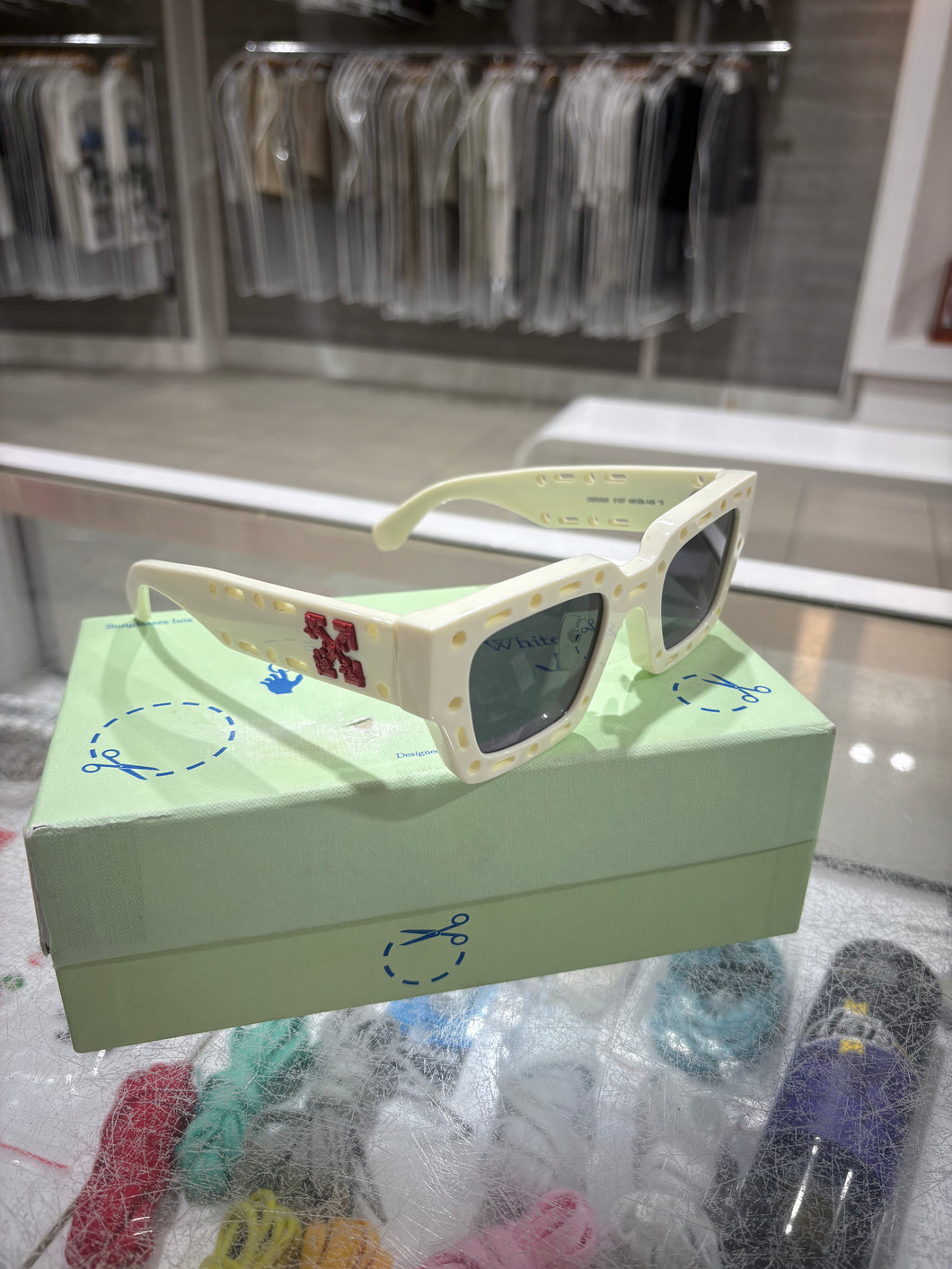 OFF-WHITE Mercer Cut-Out Square Frame Sunglasses White/Red (OERI026S22PLA0010107)