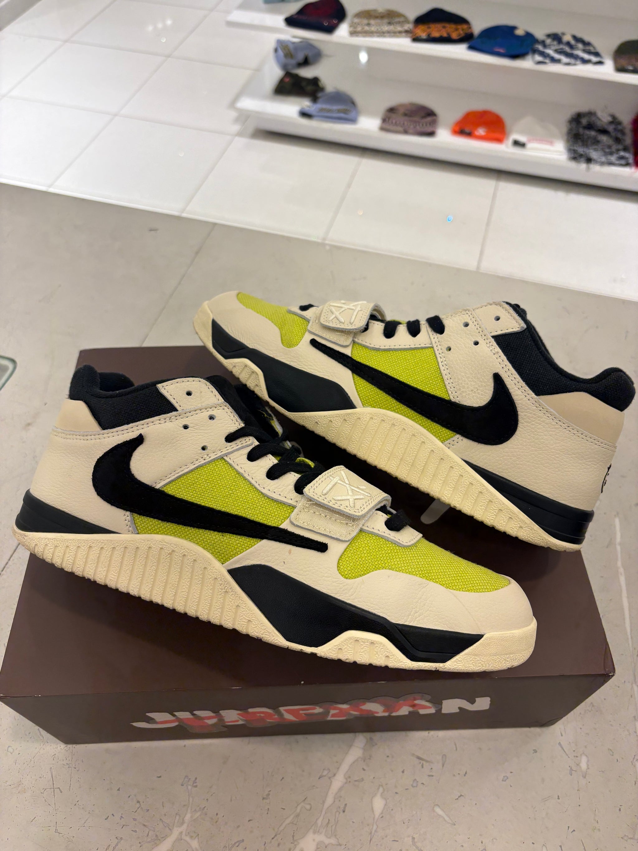 Travis Scott – Kicks In The 216